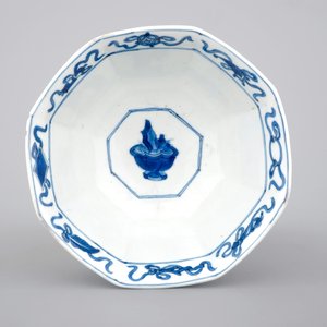 A blue and white Chinese porcelain octagonal bowl and a plate, Kangxi, ca. 1700 — photo 7
