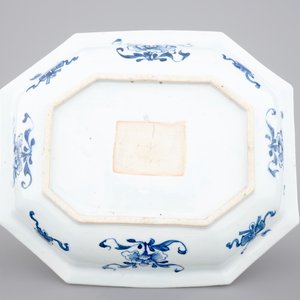 A blue and white Chinese porcelain octagonal serving bowl, Kangxi, ca. 1700 — photo 2