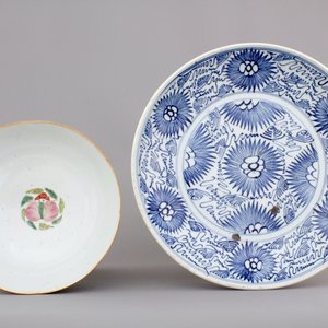A blue and white Chinese porcelain plate with flowers and a famille rose bowl, 18th C. — photo 1