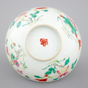 A blue and white Chinese porcelain plate with flowers and a famille rose bowl, 18th C. — photo 2