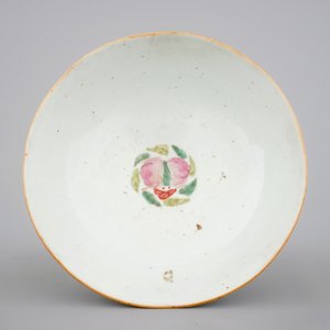 A blue and white Chinese porcelain plate with flowers and a famille rose bowl, 18th C. — photo 3