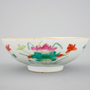 A blue and white Chinese porcelain plate with flowers and a famille rose bowl, 18th C. — photo 4