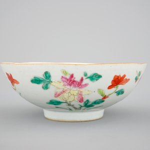 A blue and white Chinese porcelain plate with flowers and a famille rose bowl, 18th C. — photo 5