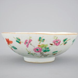 A blue and white Chinese porcelain plate with flowers and a famille rose bowl, 18th C. — photo 6