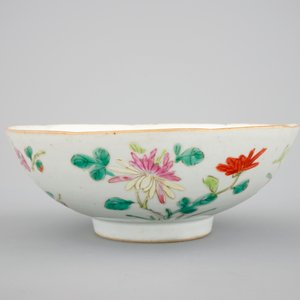 A blue and white Chinese porcelain plate with flowers and a famille rose bowl, 18th C. — photo 7