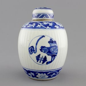 A blue and white Chinese porcelain ribbled ginger jar and cover, Kangxi, ca. 1700 — photo 1