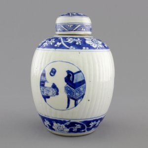 A blue and white Chinese porcelain ribbled ginger jar and cover, Kangxi, ca. 1700 — photo 2