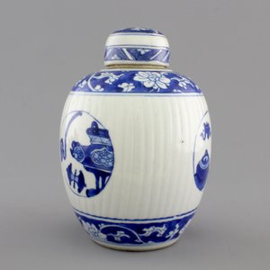 A blue and white Chinese porcelain ribbled ginger jar and cover, Kangxi, ca. 1700 — photo 4