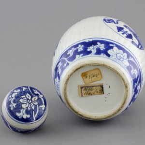 A blue and white Chinese porcelain ribbled ginger jar and cover, Kangxi, ca. 1700 — photo 5