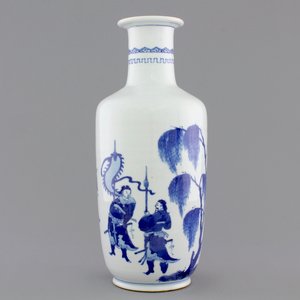 A blue and white Chinese porcelain rouleau vase with warriors, 19/20th C. — photo 1