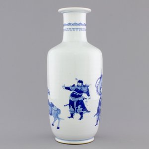 A blue and white Chinese porcelain rouleau vase with warriors, 19/20th C. — photo 2