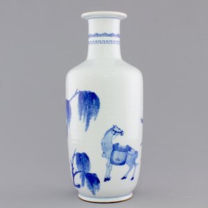 A blue and white Chinese porcelain rouleau vase with warriors, 19/20th C. — photo 3