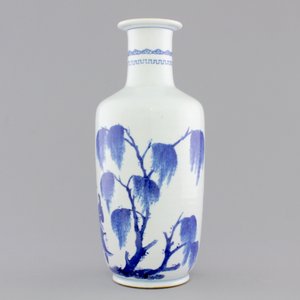 A blue and white Chinese porcelain rouleau vase with warriors, 19/20th C. — photo 4