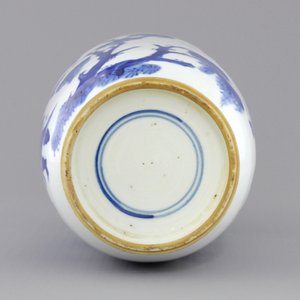 A blue and white Chinese porcelain rouleau vase with warriors, 19/20th C. — photo 5