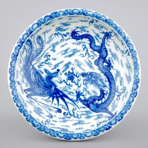 A blue and white Chinese porcelain shallow bowl with a dragon and a phoenix, 19/20th C. — photo 1