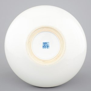 A blue and white Chinese porcelain shallow bowl with a dragon and a phoenix, 19/20th C. — photo 2