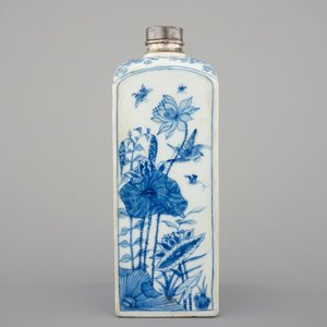 A blue and white Chinese porcelain silver-mounted VOC tea caddy, Kangxi, ca. 1700 — photo 1