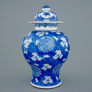 A blue and white Chinese "Shou" vase on cracked ice and prunus ground, Kangxi — photo 2