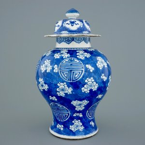 A blue and white Chinese "Shou" vase on cracked ice and prunus ground, Kangxi — photo 4