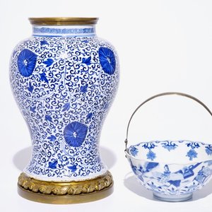 A blue and white Chinese silver-handled bowl, Kangxi mark and of the period, and a bronze-mounted vase, Kangxi — photo 1