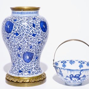 A blue and white Chinese silver-handled bowl, Kangxi mark and of the period, and a bronze-mounted vase, Kangxi — photo 3
