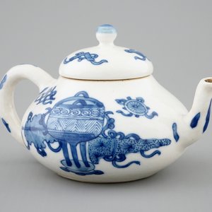 A blue and white Chinese soft paste porcelain miniature teapot, Kangxi — photo 1