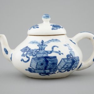 A blue and white Chinese soft paste porcelain miniature teapot, Kangxi — photo 4