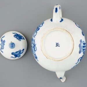 A blue and white Chinese soft paste porcelain miniature teapot, Kangxi — photo 7