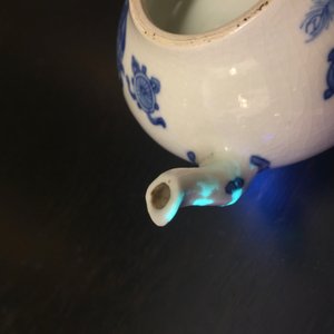A blue and white Chinese soft paste porcelain miniature teapot, Kangxi — photo 8