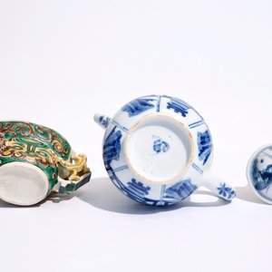 A blue and white Chinese teapot and cover and a verte biscuit libation cup, Kangxi — 照片 7