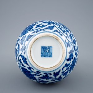 A blue and white Chinese tianqiuping bottle vase with lotus scrolls, 19/20th C. — 照片 5
