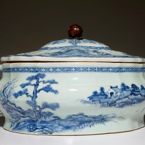 A blue and white Chinese tureen and cover, Qianlong — photo 1