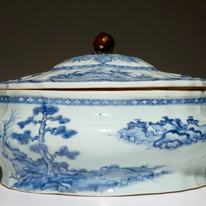 A blue and white Chinese tureen and cover, Qianlong — photo 3