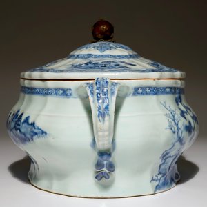 A blue and white Chinese tureen and cover, Qianlong — photo 4