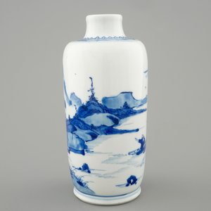 A blue and white Chinese vase with a mountainous landscape, Kangxi — photo 2
