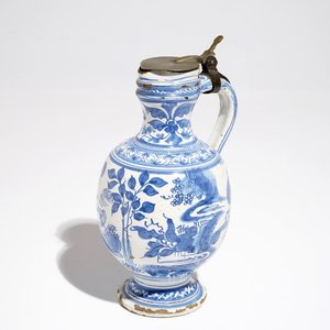 A blue and white chinoiserie jug with pewter lid, Haarlem or Delft, 1st half 17th C. — 照片 1