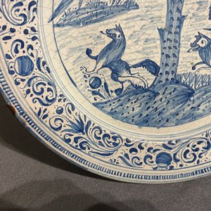 A blue and white dish with animals around a tree, Laterza, Italy, 18th C. — photo 5