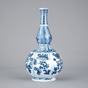 A blue and white double gourd vase, Ming dynasty, Wan-Li (1573-1619) — 照片 1