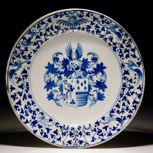 A blue and white Dutch armorial dish, Verstraeten workshop, Haarlem, 1650-1660 — 照片 1