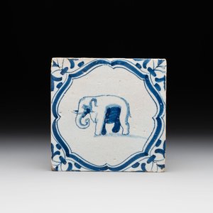 A blue and white Dutch Delft 'accolades border' 'elephant' tile, 17th C. — photo 1