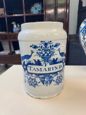 A blue and white Dutch Delft albarello-type apothecary jar inscribed 'F TAMARIN D' — photo 1
