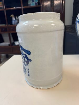 A blue and white Dutch Delft albarello-type apothecary jar inscribed 'F TAMARIN D' — photo 2