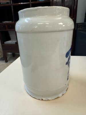 A blue and white Dutch Delft albarello-type apothecary jar inscribed 'F TAMARIN D' — photo 4