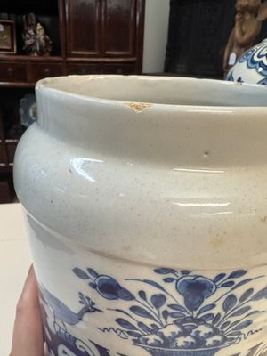 A blue and white Dutch Delft albarello-type apothecary jar inscribed 'F TAMARIN D' — photo 9