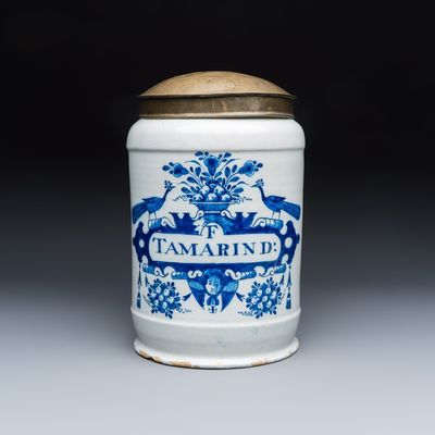 A blue and white Dutch Delft albarello-type apothecary jar inscribed 'F TAMARIN D', 2nd half 18th C.