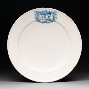 A blue and white Dutch Delft armorial dish, 17th C. — photo 1