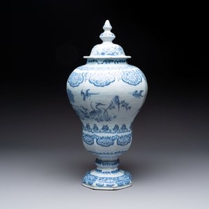 A blue and white Dutch Delft baluster vase and cover with birds among flowering branches, late 17th C. — photo 2