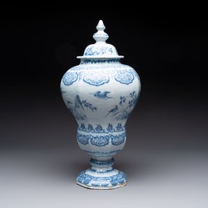 A blue and white Dutch Delft baluster vase and cover with birds among flowering branches, late 17th C. — photo 3