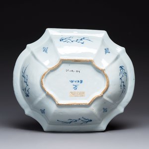 A blue and white Dutch Delft basin with putti near a fountain, 18th C. — photo 3