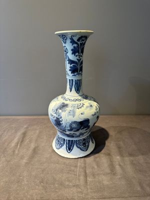 A blue and white Dutch Delft bottle-shaped chinoiserie vase with a lion, 17th C. — foto 1